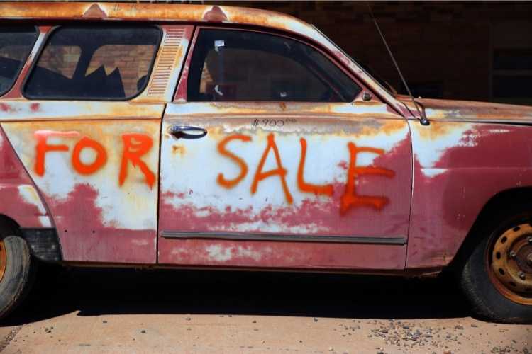 Verrosteter Saab zum Verkauf.
