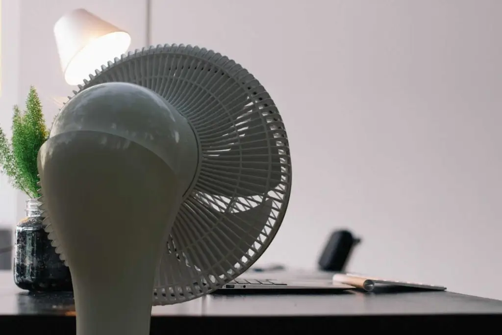 Der leistungsstarke und besonders leise Standventilator zum kleinen Preis 17 Ecoq silentair uno lifestyle office close up 1500x1000