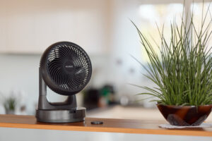 tischventilator, ventilateur de table ecoq-silentair-tavo_black_kitchen-counter-1