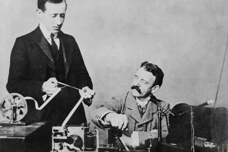 1. August guglielmo marconi die erste erfolgreiche funkübertragung, le 1er août guglielmo marconi réussit la première transmission radio