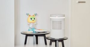 Humidificateur pour chambre d'enfant posé sur une petite table à côté d'un jouet.