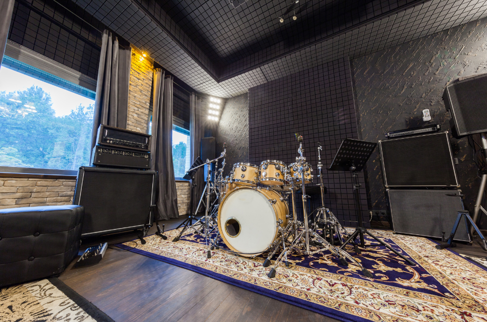 Luftfeuchtigkeit im musikraum: bild eines schlagzeugs und lautsprecherboxen die in einem musikraum stehen.