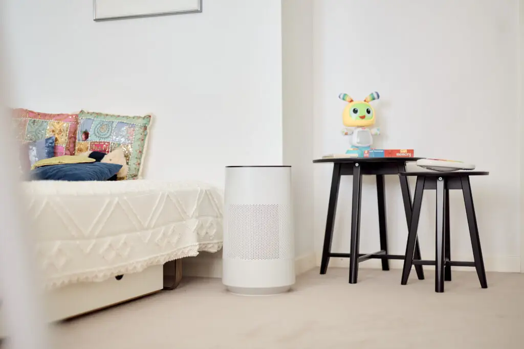 Ein hybrid-luftbefeuchter der im schlafzimmer steht