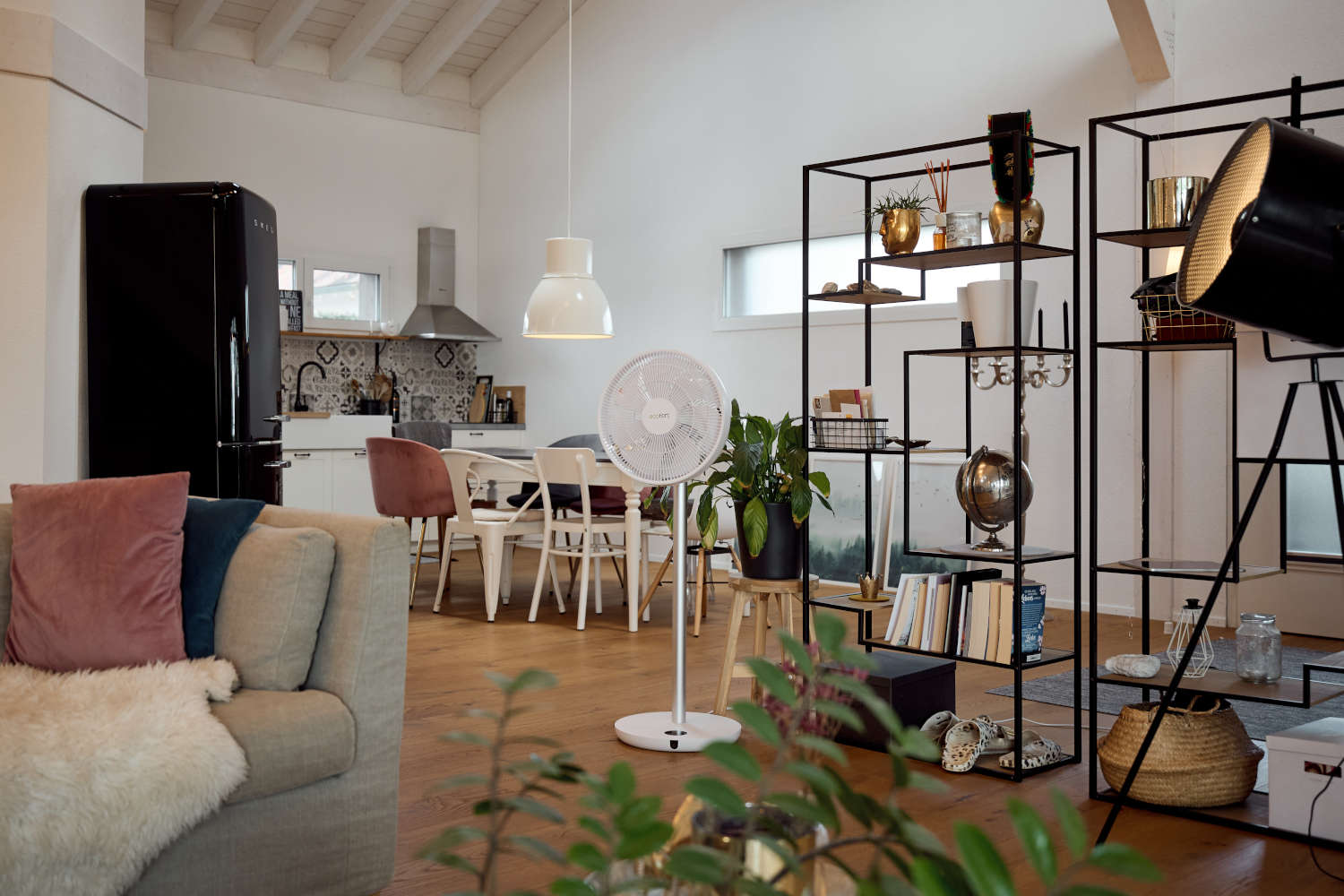 Ventilatoren ecoq silentair grande der im wohnzimmer steht