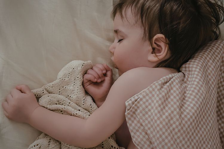 Babyzimmer kühlen bei Hitze: Was Eltern wirklich tun können 1 Baby schläft im babyzimmer, sommer, hitze