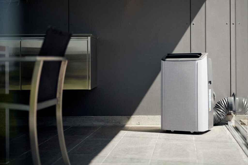 Ecoq coolair 12 energy saver mobiles klimagerät im dunklen raum
