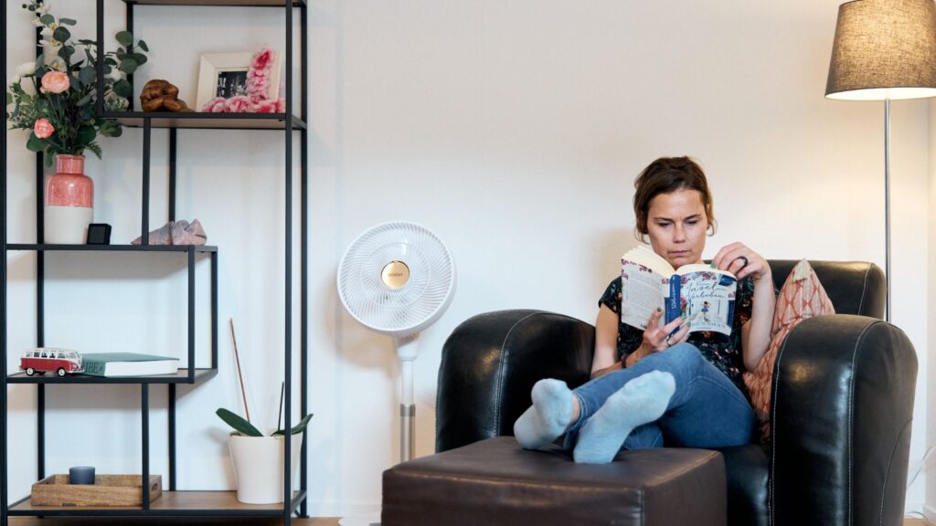Zu warm zum Schlafen und Arbeiten: Was jetzt wirklich hilft 1 Une femme dort et travaille à côté d'un ventilateur