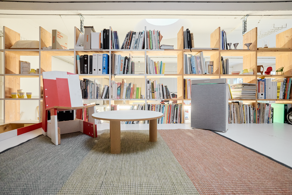 Luftbefeuchter mit Luftreiniger: Ein Gerät fürs ganze Jahr 1 Lufbefeuchter mit luftreiniger im büro vor einem bücherregal