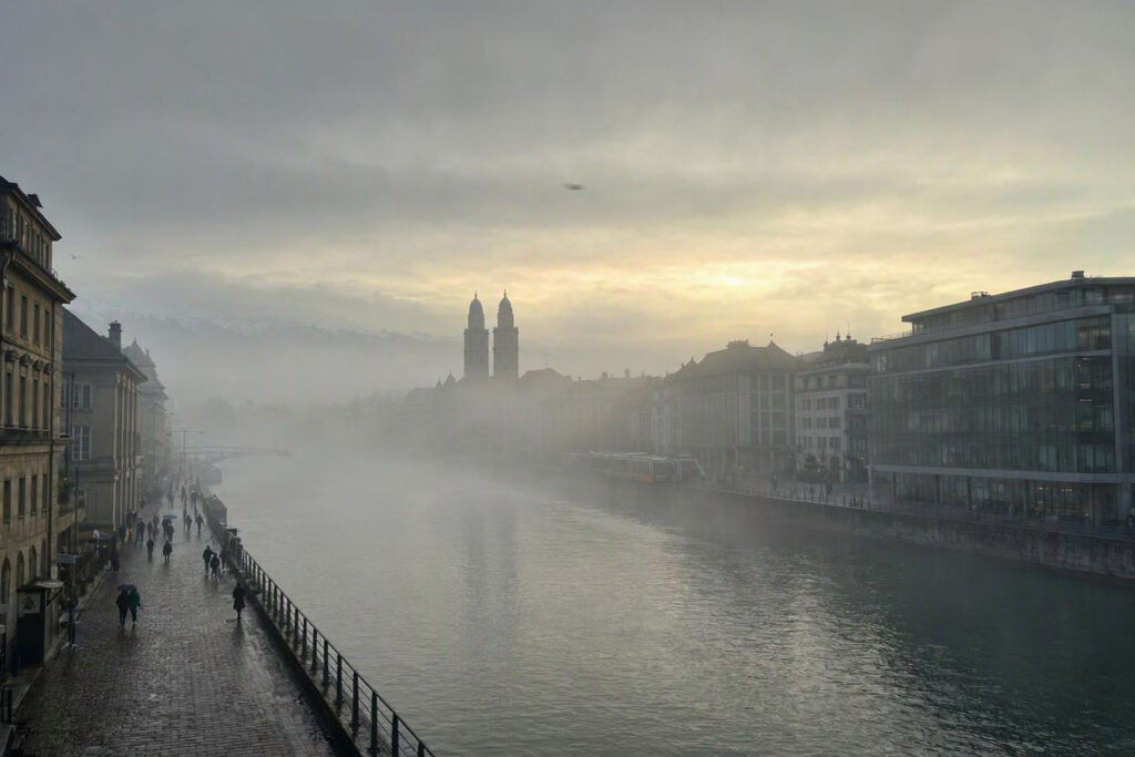 Feinstaub in der Schweiz – wie sich Inversionslagen auf die Luftqualität auswirken 1 Smog, zurich, ai generated. Feinstaub in der schweiz